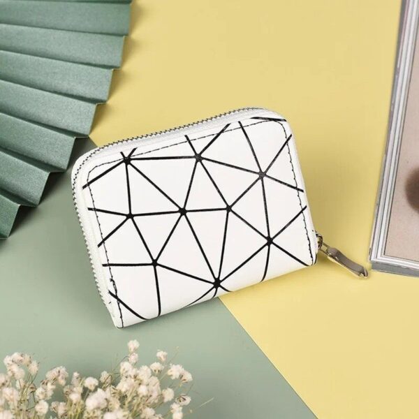 Elegant Diamond Pattern Leather Wallet with Wrist Strap for Women - Image 3