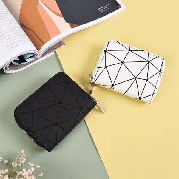 Elegant Diamond Pattern Leather Wallet with Wrist Strap for Women - Image 2