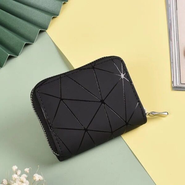 Elegant Diamond Pattern Leather Wallet with Wrist Strap for Women - Image 5