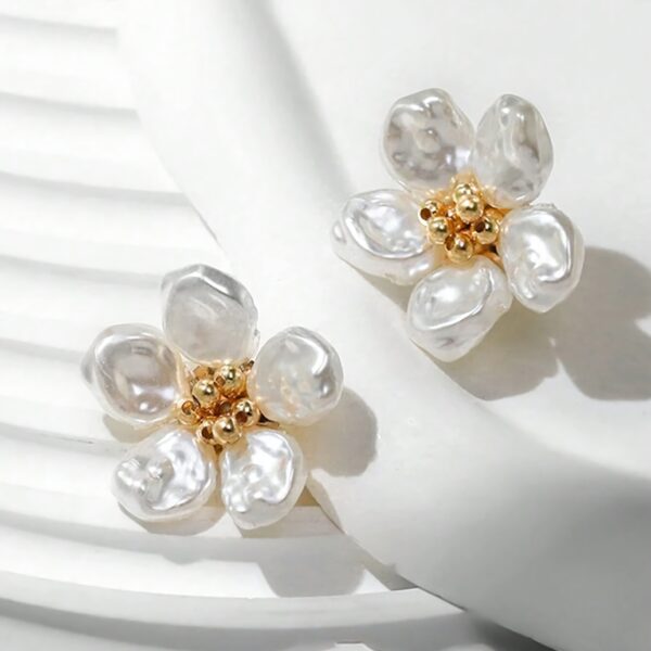 Chic French Retro Pearl Stud Earrings