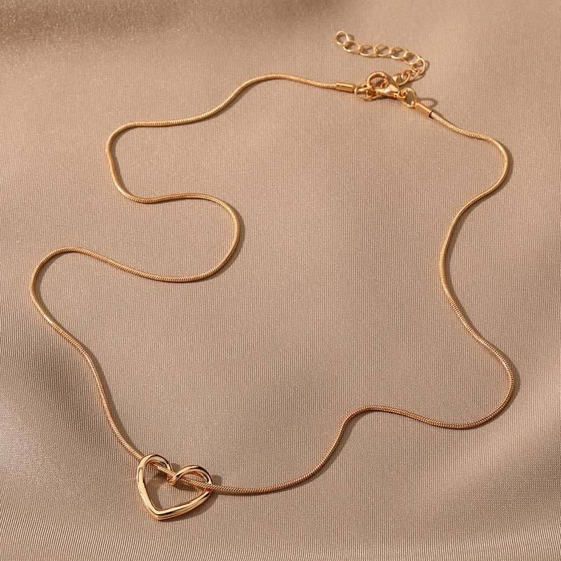 New Simple Hollow Love Heart Pendant Necklace for Women Fashion Creative Geometric Clavicle Chain Necklaces Party Jewelry Gift