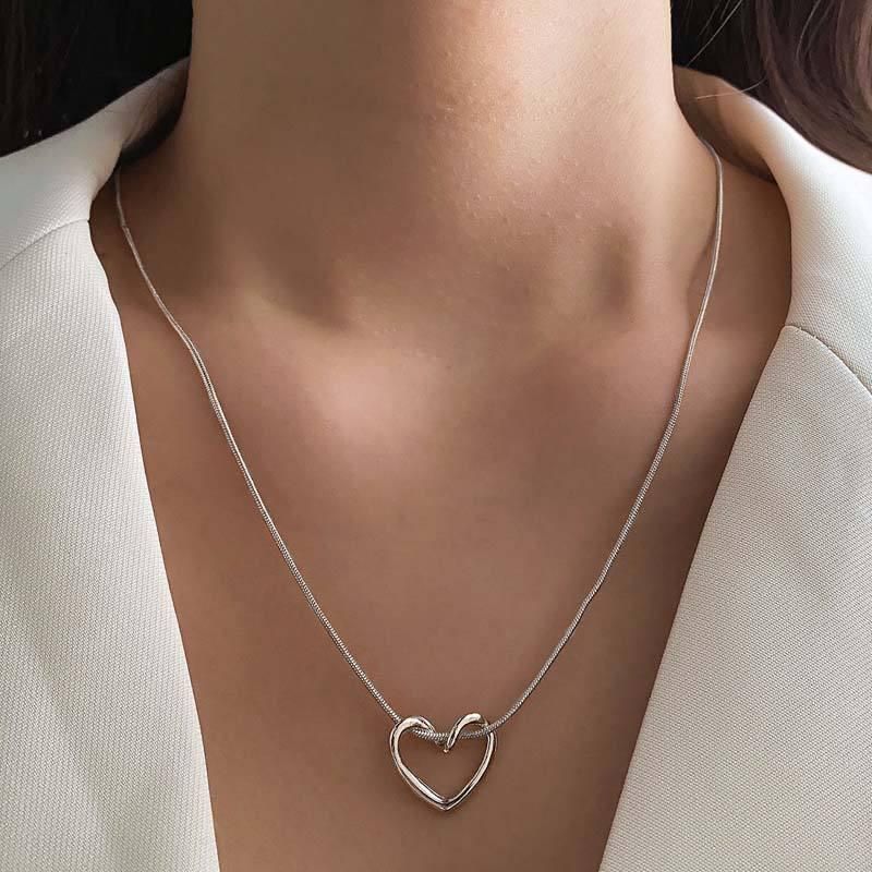 New Simple Hollow Love Heart Pendant Necklace for Women Fashion Creative Geometric Clavicle Chain Necklaces Party Jewelry Gift