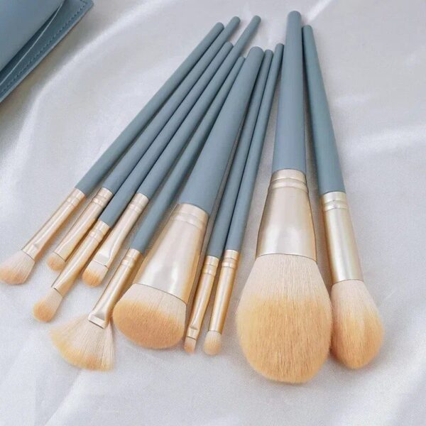 Luxurious Soft Makeup Brush Set – Your Perfect Beauty Companion - Image 3