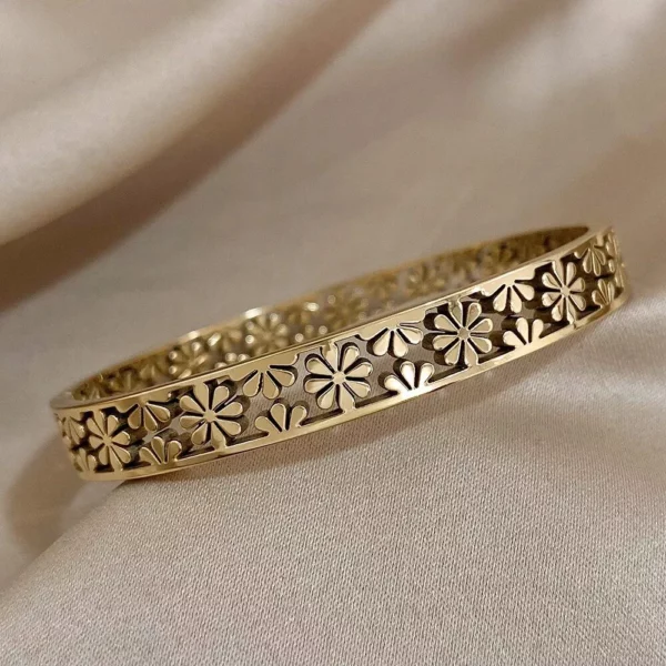 Chic Hollow Daisy Stainless Steel Bangle – Gold-Plated Geometric Bracelet for Women