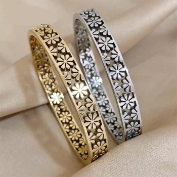 Chic Hollow Daisy Stainless Steel Bangle – Gold-Plated Geometric Bracelet for Women