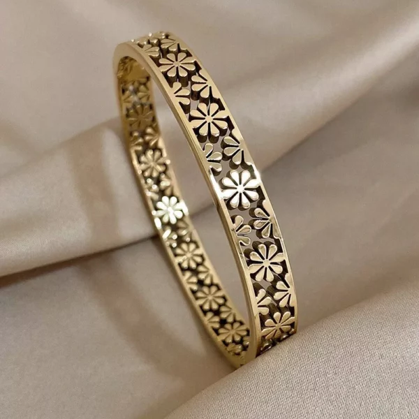 Chic Hollow Daisy Stainless Steel Bangle – Gold-Plated Geometric Bracelet for Women