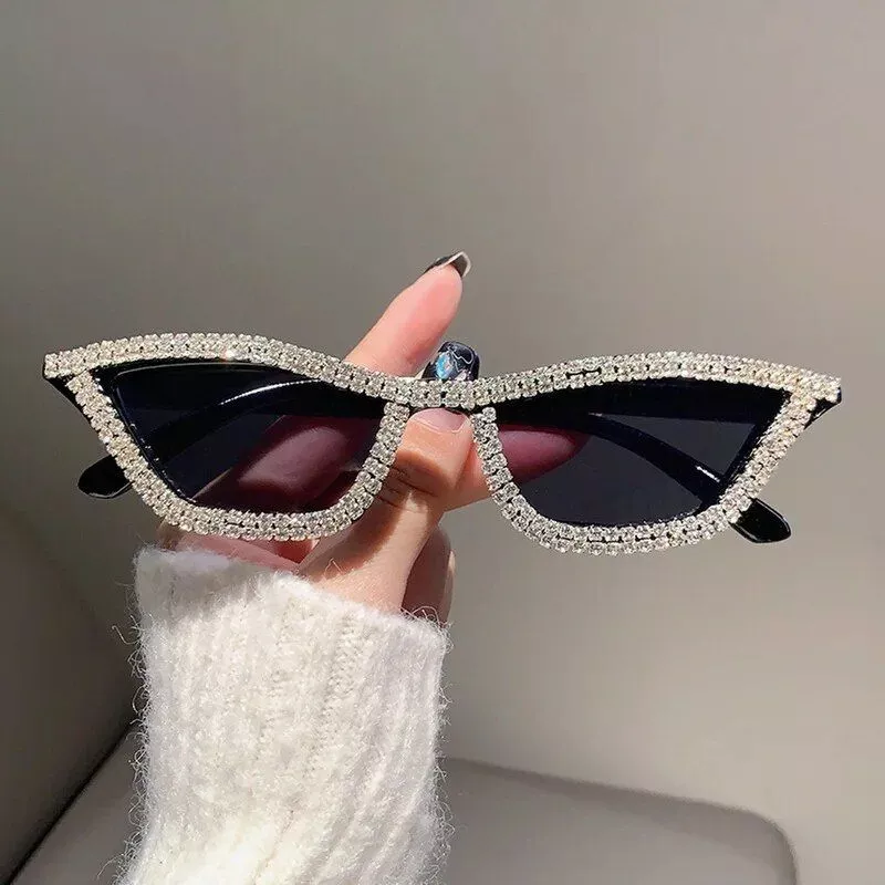 Chic Retro Triangle Cat Eye Sunglasses with Rhinestone Detail
