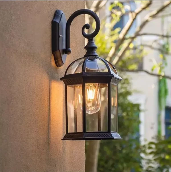 Elegant Vintage Outdoor Wall Lamp - Image 3